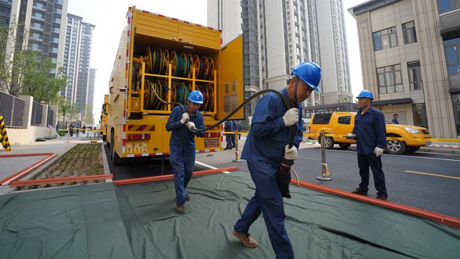 小心被biu！小伙假装中东人到篮球场丢下黑包 打球的全跑了？