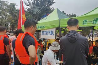 小男孩打篮球恶意肘击小女孩 后者强势反击将其抱摔在地？